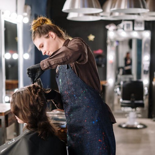 Balayage-Technik im Friseursalon - Coloristin bei der Arbeit