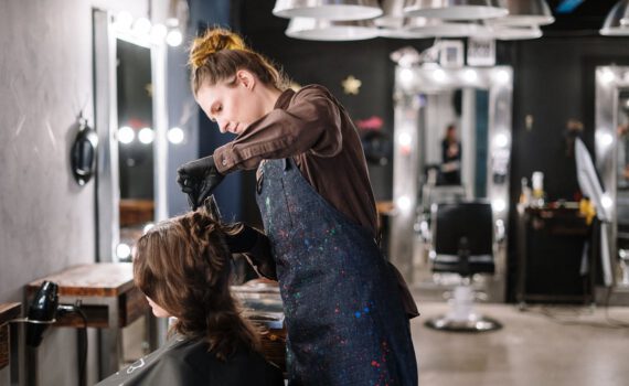 Balayage-Technik im Friseursalon - Coloristin bei der Arbeit