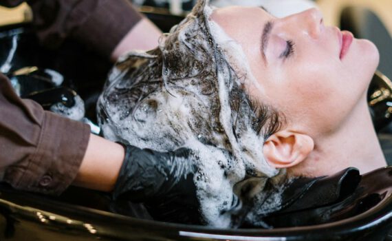 Haarwäsche im Friseursalon - Salon Andrea Dülken